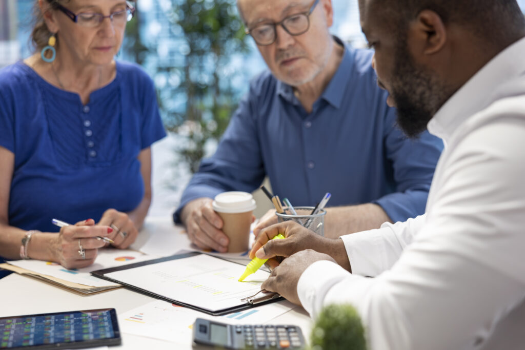 Conseiller en gestion de patrimoine expliquant les clauses d'un contrat d'assurance vie