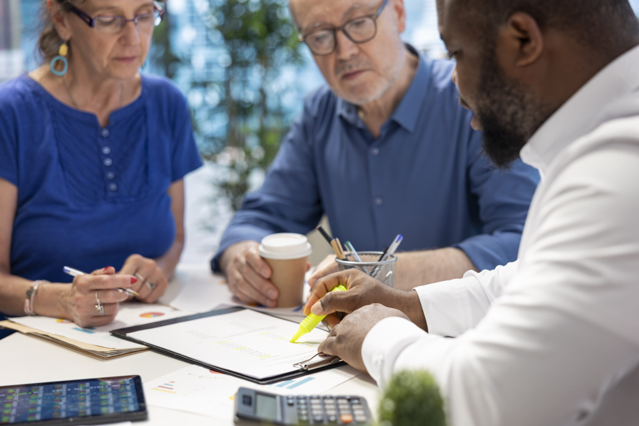 Conseiller en gestion de patrimoine expliquant les clauses d'un contrat d'assurance vie